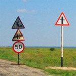 Слева-направо: временный дорожный знак, обычный дорожный знак