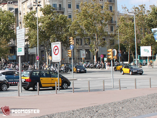 Столбики на тротуаре в Испании