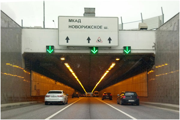Х-образные светофоры на въезде в тоннель. Движение разрешено по всем полосам