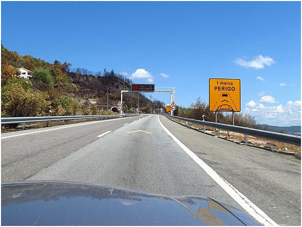 Отметки для определения безопасной дистанции на дороге в Португалии