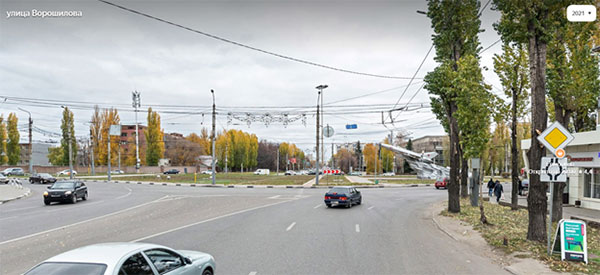 Перекресток улиц Ворошилова, Космонавтов и Колесниченко в 2021 году