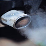 Выхлопная труба автомобиля загрязняет воздух